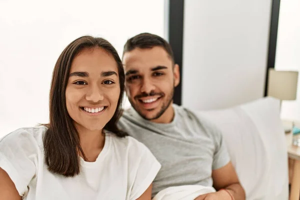 Jong Latijn Paar Glimlachen Gelukkig Knuffelen Het Bed Thuis — Stockfoto