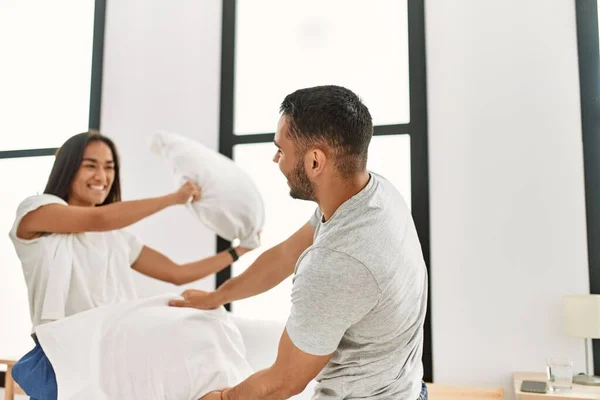 Jovem Casal Latino Sorrindo Feliz Luta Com Travesseiros Cama Casa — Fotografia de Stock