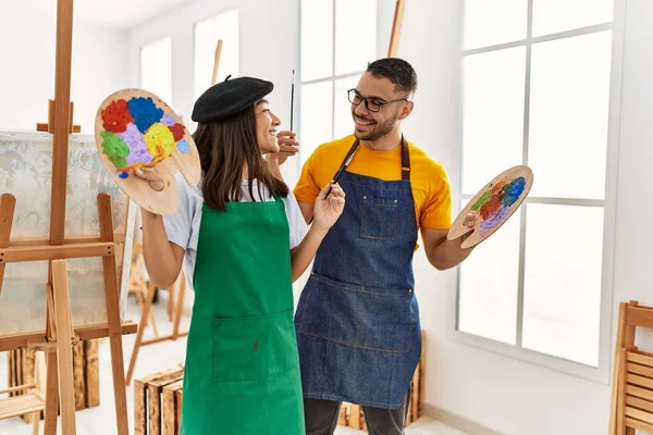 Jovem Casal Hispânico Sorrindo Feliz Segurando Pincel Paleta Estúdio Arte — Fotografia de Stock