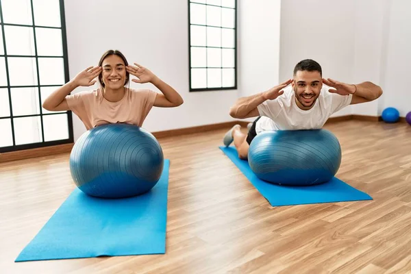 Latin Erkek Kadın Çift Gülümsüyor Spor Merkezinde Formda Bir Topla — Stok fotoğraf