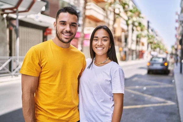 Jovem Casal Latino Sorrindo Feliz Abraçando Cidade — Fotografia de Stock