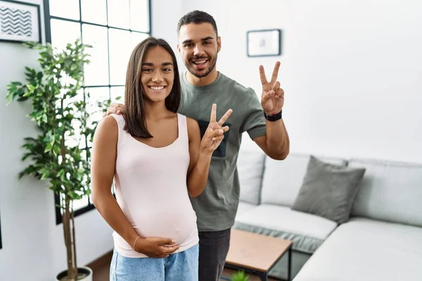 Jong Interraciaal Koppel Verwacht Een Baby Raakt Zwanger Buik Glimlachend — Stockfoto