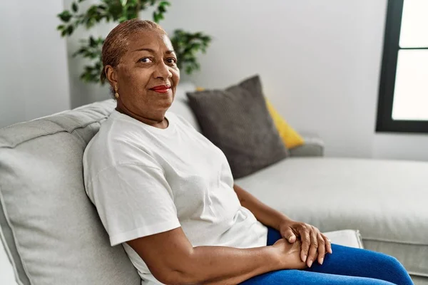 Sênior Africano Americano Mulher Sorrindo Confiante Sentado Sofá Casa — Fotografia de Stock