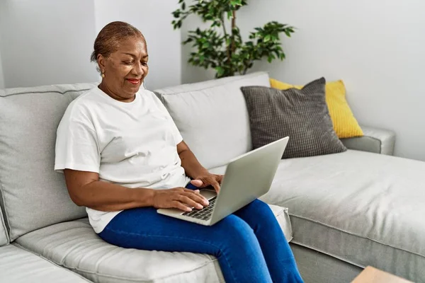 Senior Afroamerikanske Kvinner Smiler Selvsikkert Med Laptop Hjemme – stockfoto