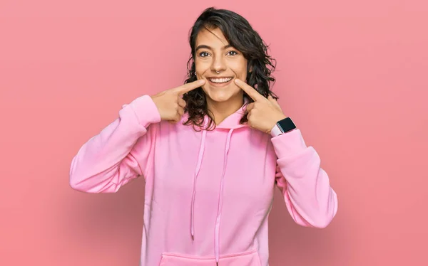 Jonge Latijns Amerikaanse Vrouw Met Casual Sweatshirt Lachende Vrolijke Tonen — Stockfoto