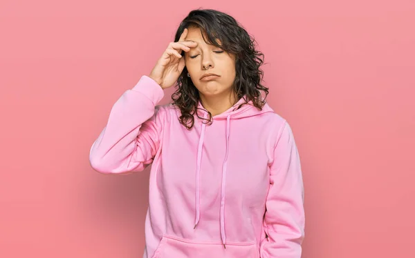 Jonge Spaanse Vrouw Draagt Casual Sweatshirt Bezorgd Gestrest Een Probleem — Stockfoto