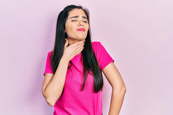 Junges Hispanisches Mädchen Lässigem Rosafarbenem Shirt Berührt Schmerzhaften Hals Halsschmerzen — Stockfoto