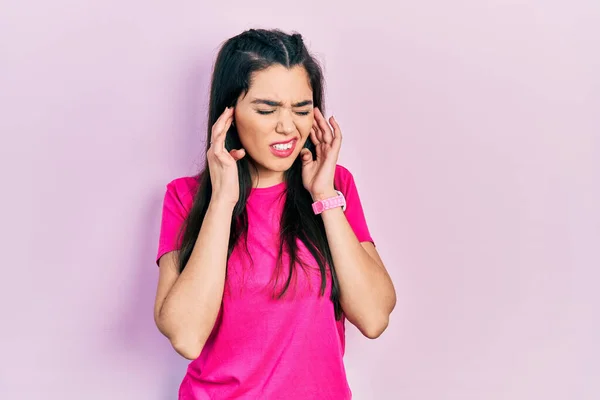 Junges Hispanisches Mädchen Lässigem Rosafarbenem Shirt Das Die Ohren Mit — Stockfoto