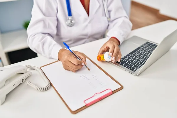 Medioevo Donna Ispanica Indossando Uniforme Medico Prescrivere Pillole Clinica — Foto Stock