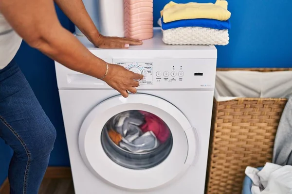 Middle Age Hispanic Woman Washing Clothes Laundry Room — 图库照片