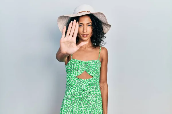 Young Latin Girl Wearing Summer Hat Doing Stop Sing Palm — Fotografia de Stock