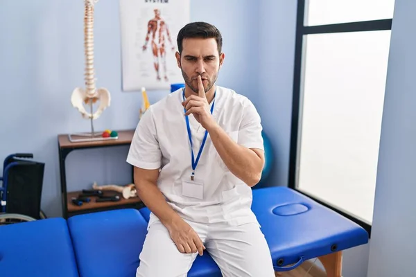 Joven Hispano Con Barba Trabajando Clínica Recuperación Del Dolor Pidiendo — Foto de Stock