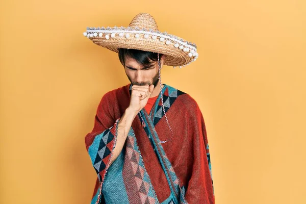 Jonge Spaanse Man Met Mexicaanse Hoed Die Zich Onwel Voelt — Stockfoto