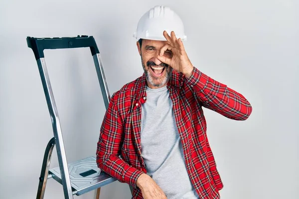 Homem Trabalhador Hispânico Meia Idade Usando Escada Sorrindo Feliz Fazendo — Fotografia de Stock