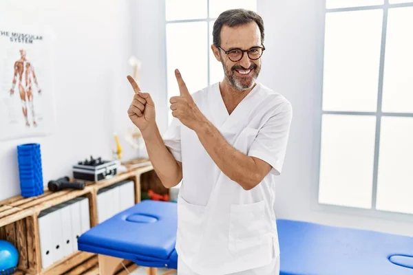 Middle Age Man Beard Working Pain Recovery Clinic Smiling Looking — Stockfoto