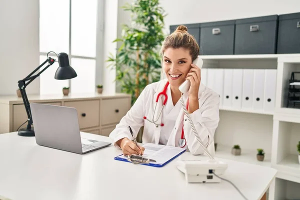 Mladá Blondýna Žena Uniformě Lékaře Mluvit Telefonu Klinice — Stock fotografie