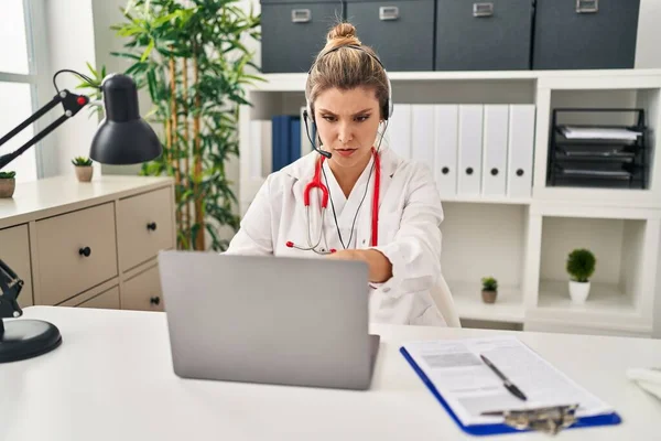 Jovem Médico Mulher Vestindo Uniforme Médico Trabalhando Usando Laptop Computador — Fotografia de Stock