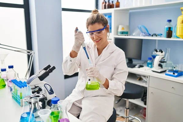 Young Blonde Woman Wearing Scientist Uniform Using Pipette Laboratory — Fotografia de Stock