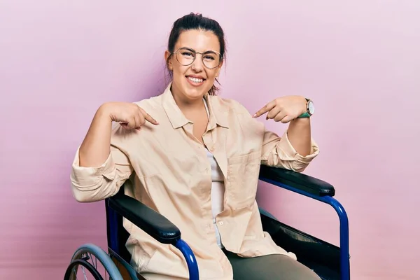 Young Hispanic Woman Sitting Wheelchair Looking Confident Smile Face Pointing — ストック写真