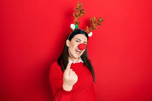 Young Hispanic Woman Wearing Deer Christmas Hat Red Nose Beckoning — Photo