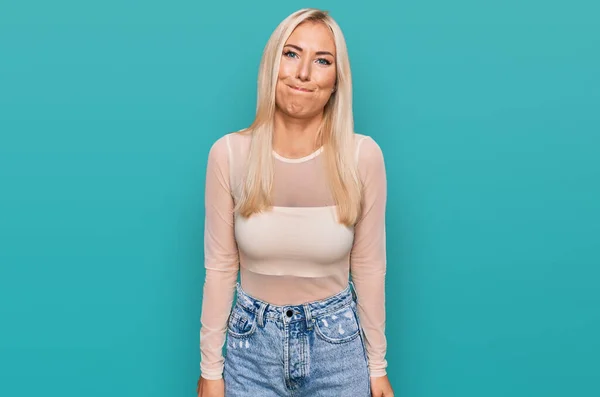 Mujer Rubia Joven Con Ropa Casual Hinchando Mejillas Con Cara — Foto de Stock