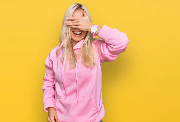 Ung Blond Kvinna Bär Casual Sweatshirt Leende Och Skrattar Med — Stockfoto