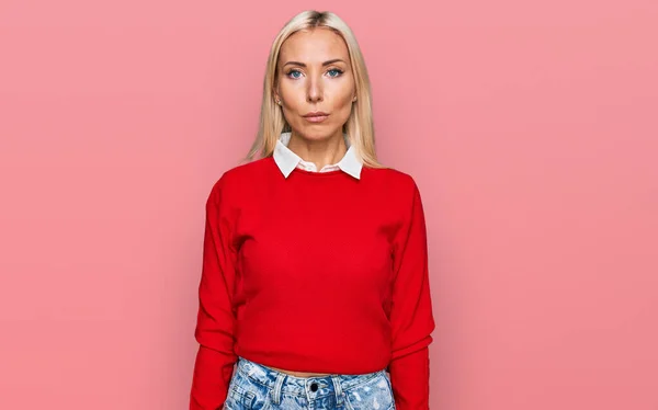 Ung Blond Kvinna Klädd Avslappnade Kläder Med Allvarliga Ansiktsuttryck Enkel — Stockfoto