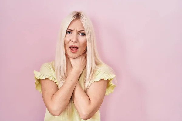 Caucasian Woman Standing Pink Background Shouting Suffocate Because Painful Strangle — Stok fotoğraf