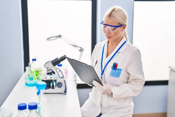 Mladá Blondýna Žena Nosí Vědec Uniformu Psaní Podložce Laboratoři — Stock fotografie
