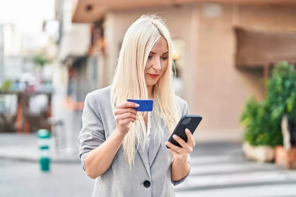 Young Blonde Woman Using Smartphone Credit Card Street — Stockfoto
