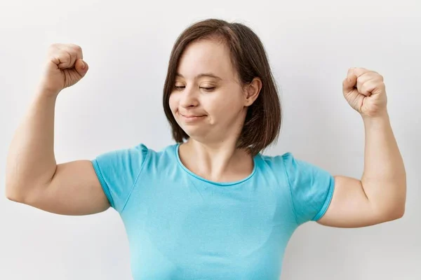 Mujer Síndrome Joven Pie Sobre Fondo Aislado Mostrando Los Músculos —  Fotos de Stock