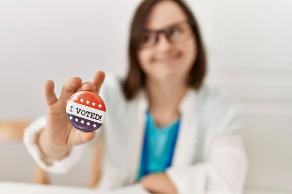 Bruna Donna Con Sindrome Sorridente Tenuta Distintivo Voto Sala Elezioni — Foto Stock