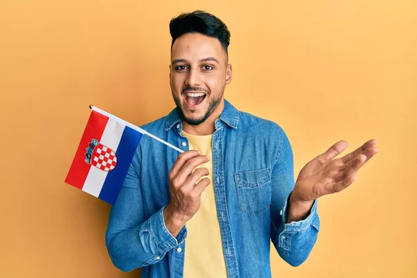 Ung Arabisk Man Som Håller Croatia Flagga Firar Prestation Med — Stockfoto