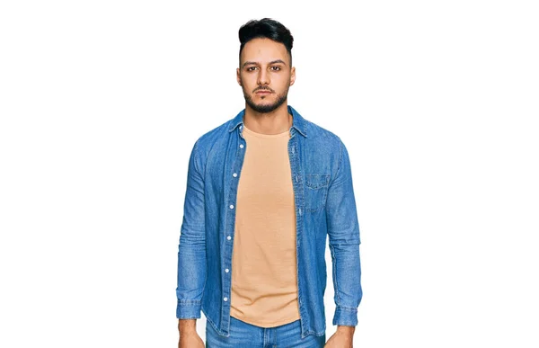 Junger Arabischer Mann Lässiger Kleidung Mit Ernstem Gesichtsausdruck Einfacher Und — Stockfoto