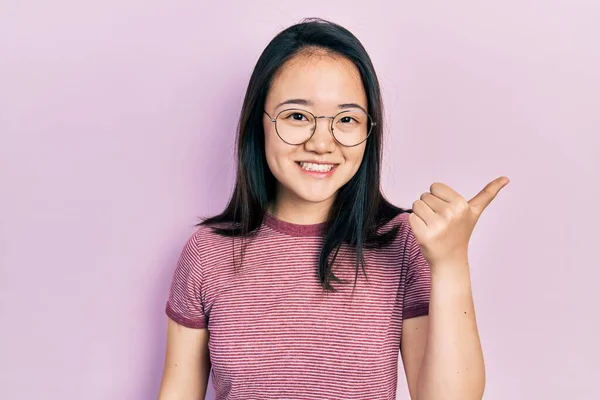 Young Chinese Girl Wearing Casual Clothes Glasses Smiling Happy Face — Stockfoto