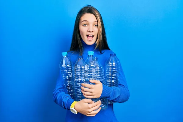 若いですブルネット女の子保持リサイクルプラスチックボトルお祝いクレイジーと驚きのために成功とともにオープン目叫んで興奮 — ストック写真