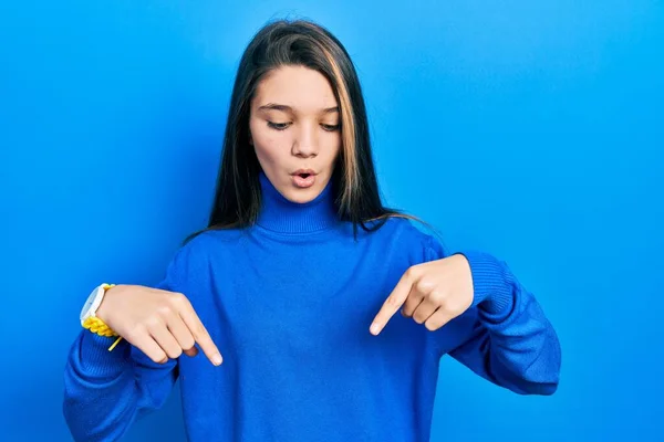 Young Brunette Girl Wearing Turtleneck Sweater Pointing Fingers Showing Advertisement —  Fotos de Stock