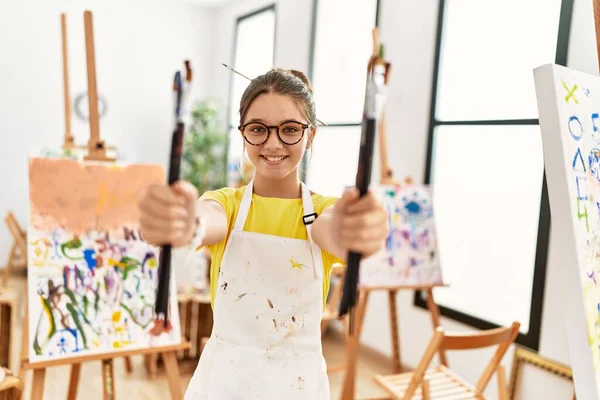 Adorável Menina Sorrindo Confiante Segurando Pincéis Estúdio Arte — Fotografia de Stock