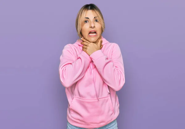 Young Caucasian Woman Wearing Casual Sweatshirt Shouting Suffocate Because Painful — Stockfoto