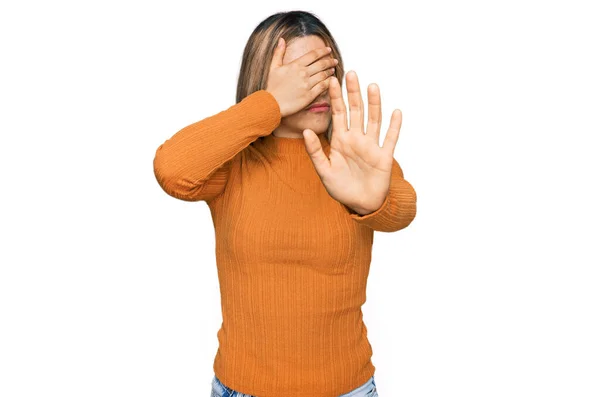 Jeune Femme Caucasienne Portant Des Vêtements Décontractés Couvrant Les Yeux — Photo