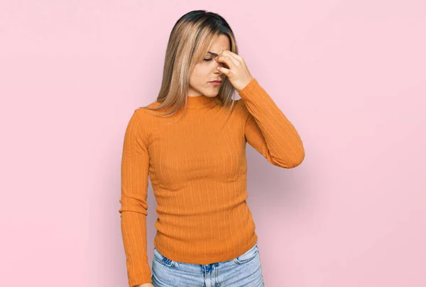 Mulher Caucasiana Jovem Vestindo Roupas Casuais Cansado Esfregando Nariz Olhos — Fotografia de Stock