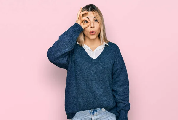 Young Caucasian Woman Wearing Casual Clothes Doing Gesture Shocked Surprised — Stock Photo, Image