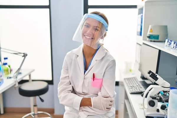 Ung Blond Kvinna Arbetar Forskare Laboratorium Bär Ansikte Mask Glad — Stockfoto