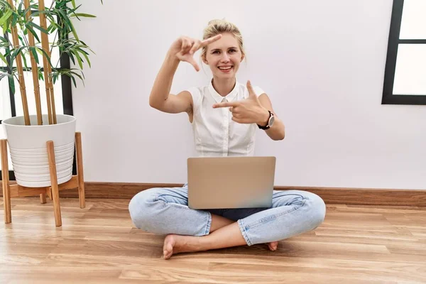 Jonge Blonde Vrouw Met Behulp Van Computer Laptop Zittend Vloer — Stockfoto