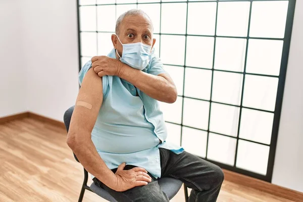 Mature Hispanic Man Grey Hair Getting Vaccinated Scared Amazed Open — Stok fotoğraf
