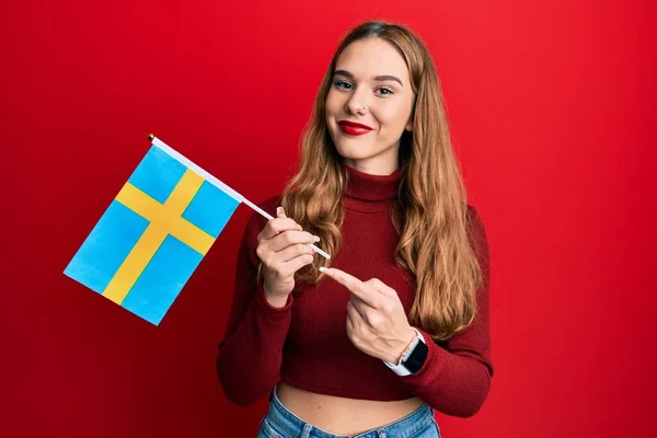 Junge Blonde Frau Mit Schwedenfahne Lächelt Glücklich Und Zeigt Mit — Stockfoto