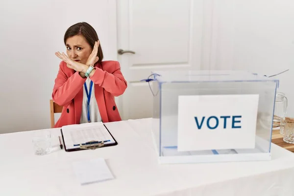 Beautiful Middle Age Hispanic Woman Political Election Sitting Ballot Rejection — Zdjęcie stockowe