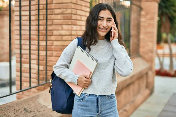 Jeune Fille Étudiante Moyen Orient Souriant Heureux Parler Sur Smartphone — Photo