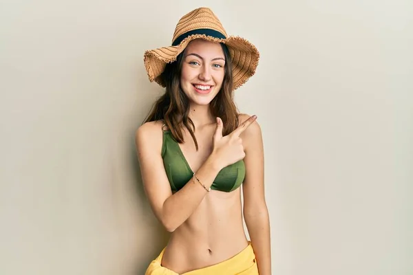 Joven Morena Bikini Alegre Con Una Sonrisa Cara Apuntando Con — Foto de Stock