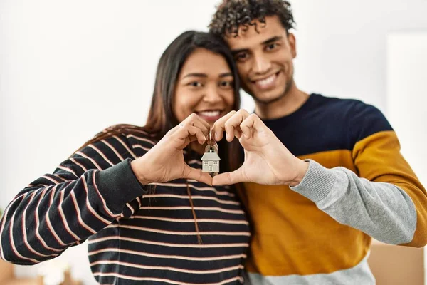 Mladý Latinský Pár Dělá Srdce Symbol Rukama Drží Klíč Nového — Stock fotografie